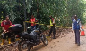 Anggota Polsek Cibugel dibantu Dishub dan relawan dalam menutup akses jalan yang terimbas longsor selama proses evakuasi. *Istimewa