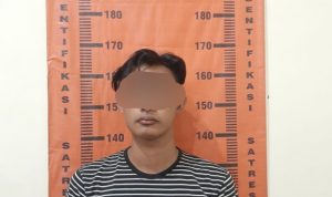 DIAMANKAN: Pelaku pengedar pil koplo saat diamankan tengah bertransaksi di sekitar wilayah hukum Polsek Rambipuji.