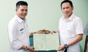 Bupati Kabupaten Bandung Dadang Supriatna (kiri).