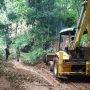 Alat berat Beko saat melakukan proses evakuasi material tanah akibat longsor di Desa Buana Mekar, Kecamatan Cibugel, Kabupaten Sumedang. (Istimewa)
