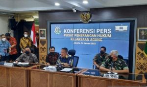 Jaksa Agung Muda Tindak Pidana Khusus (Jampidsus) Kejaksaan Agung Febrie Adriansyah (tengah) menyampaikan rilis tentang penyidikan kasus dugaan korupsi proyek satelit Kementerian Pertahanan (Kemenhan) di Kejaksaan Agung, Jakarta, Jumat (14/1). (ANTARA/Laily Rahmawaty)