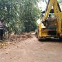 Alat berat berat beko saat didatangkan untuk bantu evakuasi material tanah akibat longsor di Cibugel, Sumedang. (Istimewa)