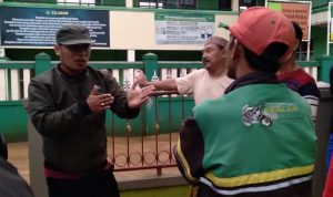 Kepala Desa Cileles, Duduy Abdul Kholik saat berdiskusi bersama warga antisipasi bencana. (Jabar Ekspres)