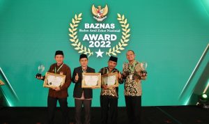 TERIMA PENGHARGAAN: Baznas Jabar mendapatkan 3 Penghargaan dan satu untuk Gubernur Jawa Barat. Antara lain: Baznas dengan Tata Kelola Terbaik se-Indonesia. Baznas Inovasi Penghimpunan ZIS Terbaik se-Indonesia. Baznas Laporan Tahunan Terbaik se-Indonesia dan Gubernur Pendukung ZIS.