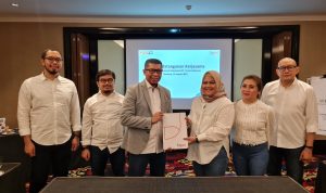(Kiri-kanan) Chief Marketing Officer POSFIN Riano Bayu Satria, Chief Operating Officer POSFIN Sandi Mardiansyah, Chief Executive Officer POSFIN Setyo Budianto, Direktur Business & Marketing Finnet Irena Aldanituti, GHO Trading & E-Commerce Services Finnet Angelika Tiara Putri, dan Vice President Financial & Trading Services Finnet Firmanto A. Purawan usai penandatanganan Perjanjian Kerja Sama antara Finnet & POSFIN di Bandung (14/1). Kerja sama ini adalah wujud komitmen antara kedua anak perusahaan ‘pelat merah’ dalam mendukung inklusi keuangan di Indonesia.