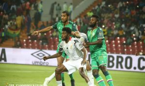 Pemain Komoro menghadang laju punggawa Ghana. (@GhanaBlackstars/Twitter)