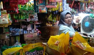 Pemilik Toko Sahabat, Rina, 41, pedagang minyak goreng di Pasar Parakan Muncang, Kecamatan Cimanggung, Kabupaten Sumedang. (Jabar Ekspres)