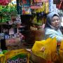 Pemilik Toko Sahabat, Rina, 41, pedagang minyak goreng di Pasar Parakan Muncang, Kecamatan Cimanggung, Kabupaten Sumedang. (Jabar Ekspres)