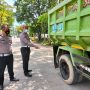 Polisi sedang melakukan olah tempat kejadian perkara kecelakaan di Jalan Siliwangi yang menewaskan Purnawrawan TNI, Jumat (21/1).
