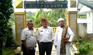 Perilaku Arteria Dahlan Dianggap Langgar Trisakti Bung Karno, Ketum Laskar Ganjar-Puan Minta Sanksi Pemecatan Ketua Umum Laskar Ganjar-Puan dari Partai PDIP, Timur Kiemas (kiri) bersama Asisten Daerah Sumedang, Iwa Kuswaeri (tengah) dan Panglima Laskar Ganjar-Puan, Taslim Hidayatulah (kanan) saat kunjungi makam Pahlawan Nasional, Cut Nyak Dhien. (Istimewa)