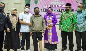Bupati Bandung, Dadang Supriatna disela kegiatan Gebyar Bantuan dan Pemasangan Kaki/Tangan Palsu dari Alisa Khadijah Ikatan Cendekiawan Muslim Indonesia (ICMI) Jawa Barat di Gedung Moh Toha, Soreang, Jumat (21/1).