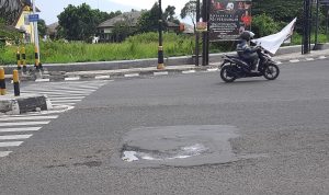 Tambalan Jalan di Kabupaten Bandung Dikeluhkan Warga Tambalan Jalan di Kabupaten Bandung Dikeluhkan Warga