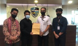 Ariyansah NK (dua dari kiri) bersama Kaleb Elevensi (kiri) dan Michael Anggi (kanan) memberikan berkas laporan ke pihak Bareskrim Polri. (Istimewa)