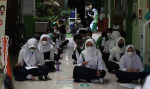Dok. Puluhan Siswa SMP Assalam Kota Bandung, sedang mengantri untuk mengikuti pelaksanaan Swab acak. Selasa (25/1). Foto. Sandi Nugraha.