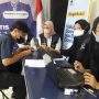 Salah seorang peserta vaksinasi booster DPD Nasdem Kota Bandung mengisi formulir sebelum dilakukan penyuntikan, di Kantor DPD Nasdem Kota Bandung, Selasa (25/1).