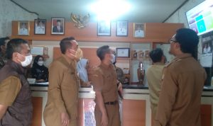 Direktorat Jenderal Bina Pemerintahan Desa Kemendagri, Simon Makarios Aruan (tengah) saat lakukan pemantauan penyelenggaraan pemerintahan Desa Sayang, Jatinangor, Sumedang. (Jabar Ekspres)