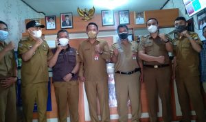 Analis Kebijakan Ahli Muda pada Direktorat Evaluasi Perkembangan Desa, Kustiyaman (tengah) saat lakukan pemantauan ke Desa Sayang, Jatinangor, Sumedang. (Jabar Ekspres)