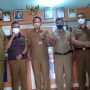 Analis Kebijakan Ahli Muda pada Direktorat Evaluasi Perkembangan Desa, Kustiyaman (tengah) saat lakukan pemantauan ke Desa Sayang, Jatinangor, Sumedang. (Jabar Ekspres)