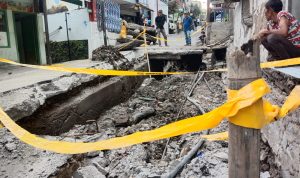 Pembongkaran badan jalan di Jl. Pelisiran Kota Bandung. Selasa (25/1). (Foto: Sandi Nugraha/Jabar Ekspres)