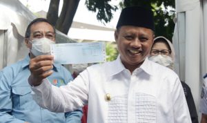 Wakil Gubernur Jawa Barat Uu Ruzhanul Ulum saat membuka Uji Emisi Kendaraan Gratis dan Mencanangkan Kawasan Emisi Bersih di Perkantoran Provinsi Jawa Barat di Parkir Barat Gedung Sate Kota Bandung, Selasa (25/1/2022). (Foto: Yana Imisiana/Biro Adpim Jabar)