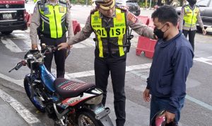 Satlantas Polrestabes Bandung saat tindak tegas pengendar yang menggunakan kenalpot bising. Rabu (26/1).