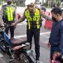 Satlantas Polrestabes Bandung saat tindak tegas pengendar yang menggunakan kenalpot bising. Rabu (26/1).