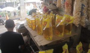 Pedagang Minyak goreng di Pasar Tradisional. (Deni/Jabar Ekspres)