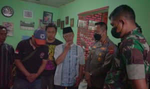 anggota TNI dan polisi mendatangi rumah Sertu Anumerta Mochamad Rizal Maulana Arifin, korban baku tembak dengan KKB di Papua.