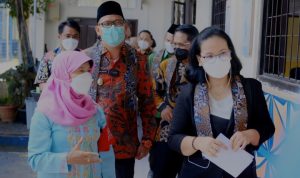 Pelaksanaan PTMT 100 Persen di Depok Dipantau Dewan Wakil Komisi X DPR RI, Agustina Wilujeng Pramestuti saat mengecek pelaksanaan PTMT 100 persen di SMP Negeri 1 Depok. (Foto: Diskominfo)