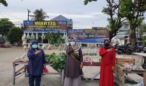 Ketua TP PKK Dumek, Siti Marfuah (tengah). (Istimewa)