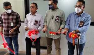 Industri Jasa Keuangan Membaik pada 2022 Potong pita pada kegiatan Media Update di Gedung Kantor Regional 2 Jawa Barat yang dirangkai dengan kegiatan Launching Media Corner dan Jumat Berkah bersama Media.