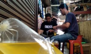 Anang Ruhiat, 27, penjual minyak goreng curah di Pasar Parakan Muncang, Kecamatan Cimanggung, Kabupaten Sumedang. (Jabar Ekspres)