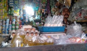 Karmita, 55, pedagang bahan pokok yang menjual minyak goreng di Pasar Parakan Muncang, Kecamatan Cimanggung, Kabupaten Sumedang. (Jabar Ekspres)