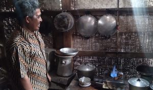 Warga Desa Haurngombong, Kecamatan Pamulihan, Kabupaten Sumedang kelola kotoran sapi menjadi bahan bakar gas.