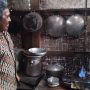 Warga Desa Haurngombong, Kecamatan Pamulihan, Kabupaten Sumedang kelola kotoran sapi menjadi bahan bakar gas.