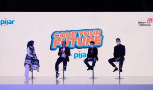 Direktur Digital Business Telkom Fajrin Rasyid (kedua dari kiri), Chief Product Officer Pijar Camp Alden Hariyanto (kedua dari kanan), dan digital entrepreneur Christian Sugiono (paling kanan) dalam acara interactive talkshow peluncuran Pijar Camp yang dilaksanakan secara hybrid pekan lalu.