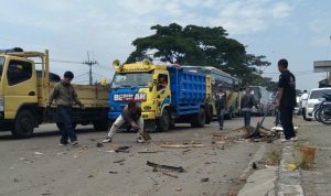 Mobil Pick Up Tabrak Pedagang Rujak dan Mobil yang Terparkir, Gerobak Hancur Tak Berbentuk