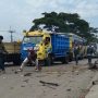Mobil Pick Up Tabrak Pedagang Rujak dan Mobil yang Terparkir, Gerobak Hancur Tak Berbentuk