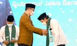 Program Jabar Juara Dinilai Berhasil, Ridwan Kamil Terharu Saat Mewisuda 2.000 Penghafal Al-Qur'an Gubernur Jawa Barat, Ridwan Kamil ketika mewisuda 2.000 penghapal Al-Qur'an dalam Program Satu Desa Satu Hafidz atau Sadesha, di Hotel Sutan Raja, Soreang Kabupaten Bandung, Senin (31/1).