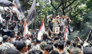 anggota Ormas GMBI ketika sedang melakukan demo di halaman Mapolda Jabar