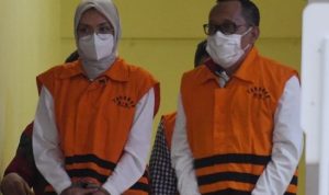 Kasus Suap Jual-Beli Jabatan, Bupati Probolinggo dan Suami Jalani Sidang Puput Tantriana dan suaminya, tersangka kasus suap. (Jawapos)
