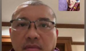 Anang Hermansyah terlihat melakukan Videocall untuk melihat kondisi Ashaty selama di karantina. foto: Tangkapan layar Instagram Ashanty_ash