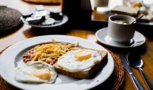 Sarapan pagi bisa menjadi aktivitas pagi yang baik dan membuat tubuh sehat. (Ilustrasi: Pixabay)
