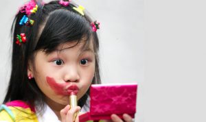 Dampingi anak anda saat mulai dia ingin belajar merias diri. (Foto Ilustrasi Diperagakan Model - Dite Surendra/Jawa Pos)