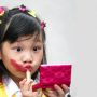 Dampingi anak anda saat mulai dia ingin belajar merias diri. (Foto Ilustrasi Diperagakan Model - Dite Surendra/Jawa Pos)
