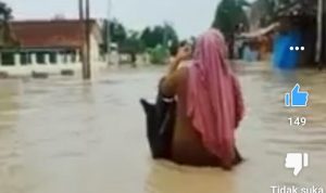Tuai Pujian, Bidan Desa Nekad Trabas Banjir Demi Bantu Persalinan Di Cirebon Tangkapan layar video, Bidan Desa menerabas banjir demi menolong persalinan di Cirebon.
