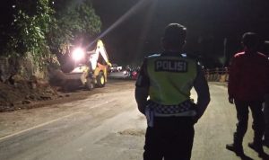 Alat berat saat melakukan evakuasi bongkahan batu serta material tanah akibat longsoran tebing di Jalan Cadas Pangeran. Foto: Yanuar/Jabarekspres