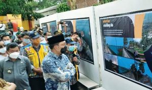 Gubernur Jabar Ridwan Kamil ketika melihat Site Plan Penataan Situ Bagendit beberapa waktu lalu.