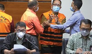Ilustrasi: Hakim Itong Isnaeni Hidayat (tiga dari kanan) berteriak-teriak menolak disebut menerima suap saat rilis pers di gedung KPK tadi malam. (FEDRIK TARIGAN/JAWA POS)