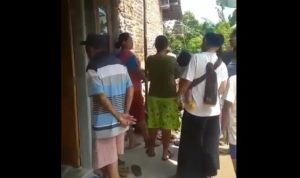 Video yang menunjukkan kehebohan warga yang ingin menyaksikan bayi yang lahir tanpa kehamilan yang dirasakan ibunya. (tangkapan layar)